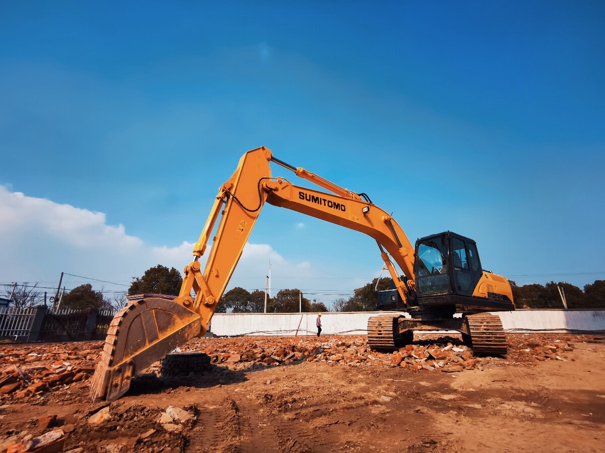 工程建設(shè)中的工程車(chē)——現(xiàn)代化施工的堅(jiān)實(shí)支柱